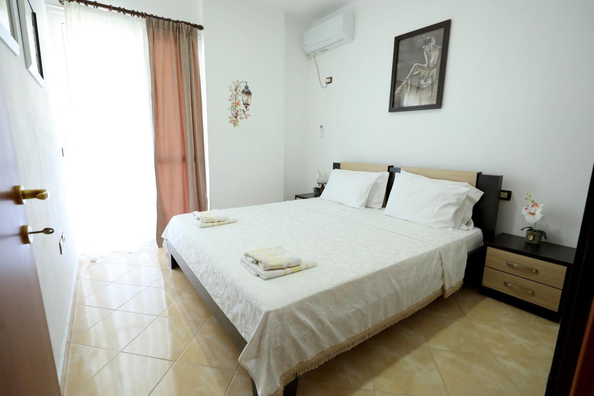 Blue Bay Apartments Sarandë Esterno foto