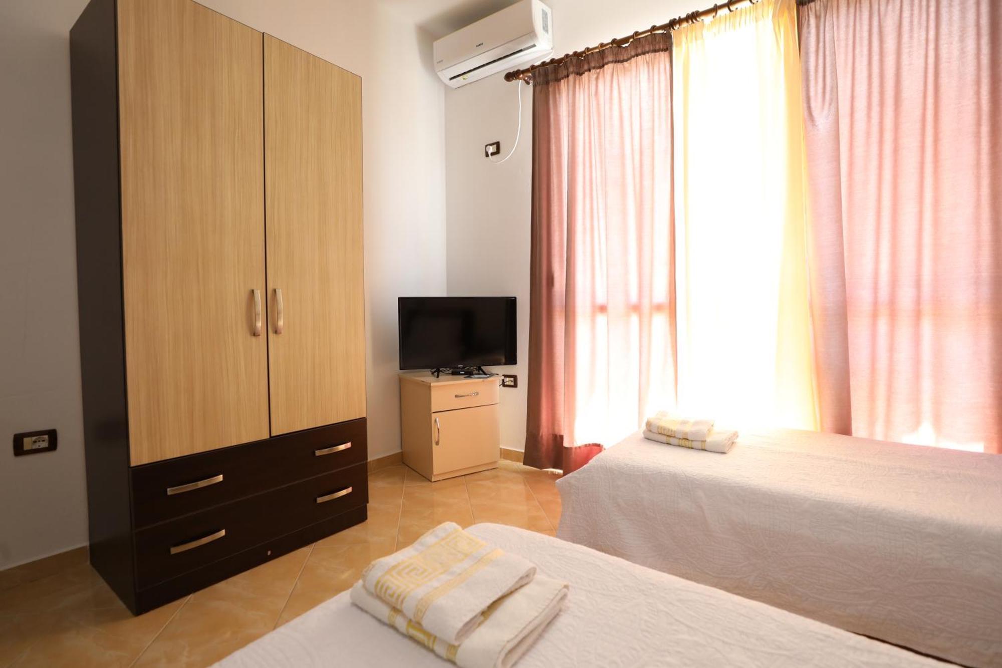 Blue Bay Apartments Sarandë Esterno foto