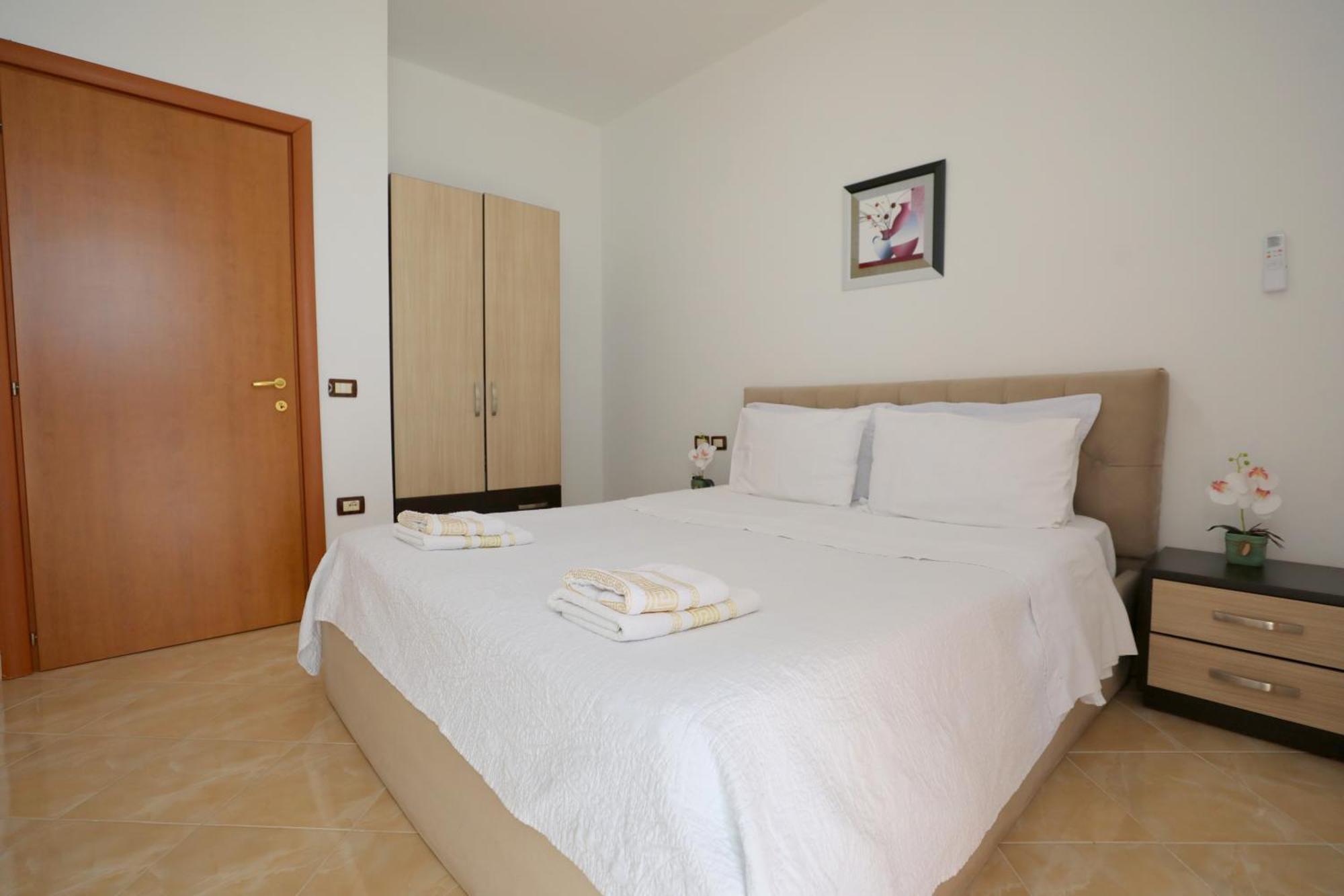 Blue Bay Apartments Sarandë Esterno foto